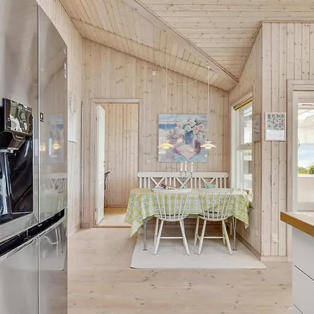 4 Bedroom Cozy In Prázdninový dům