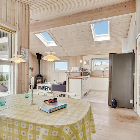 4 Bedroom Cozy In Prázdninový dům