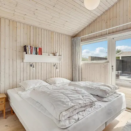 4 Bedroom Awesome In *