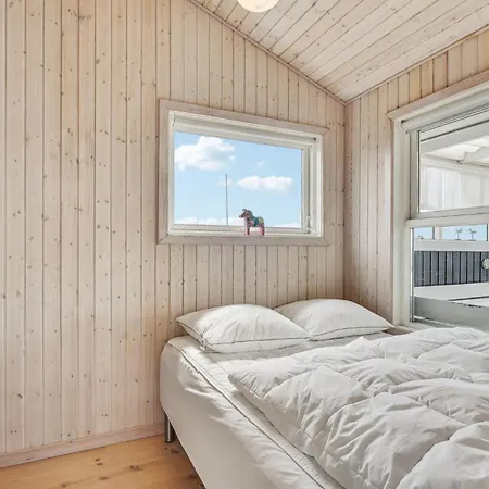 4 Bedroom Awesome In Feriehus